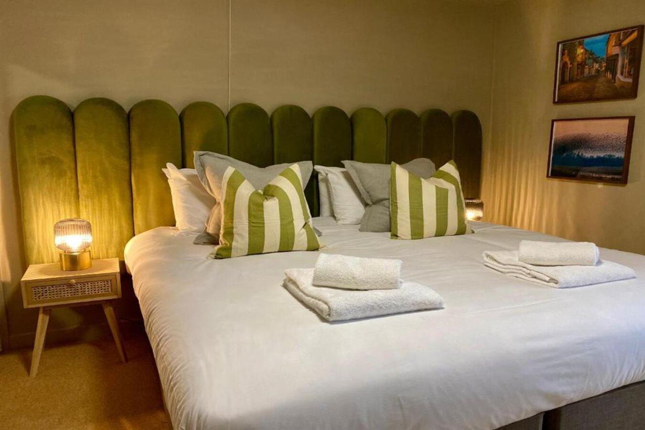 Hotel The Lion At West Pennard Zewnętrze zdjęcie A bedroom at the hotel