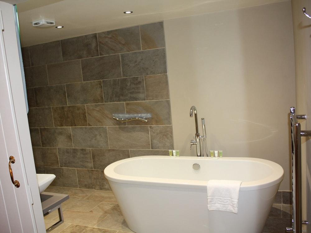 Hotel The Lion At West Pennard Zewnętrze zdjęcie A freestanding bathtub