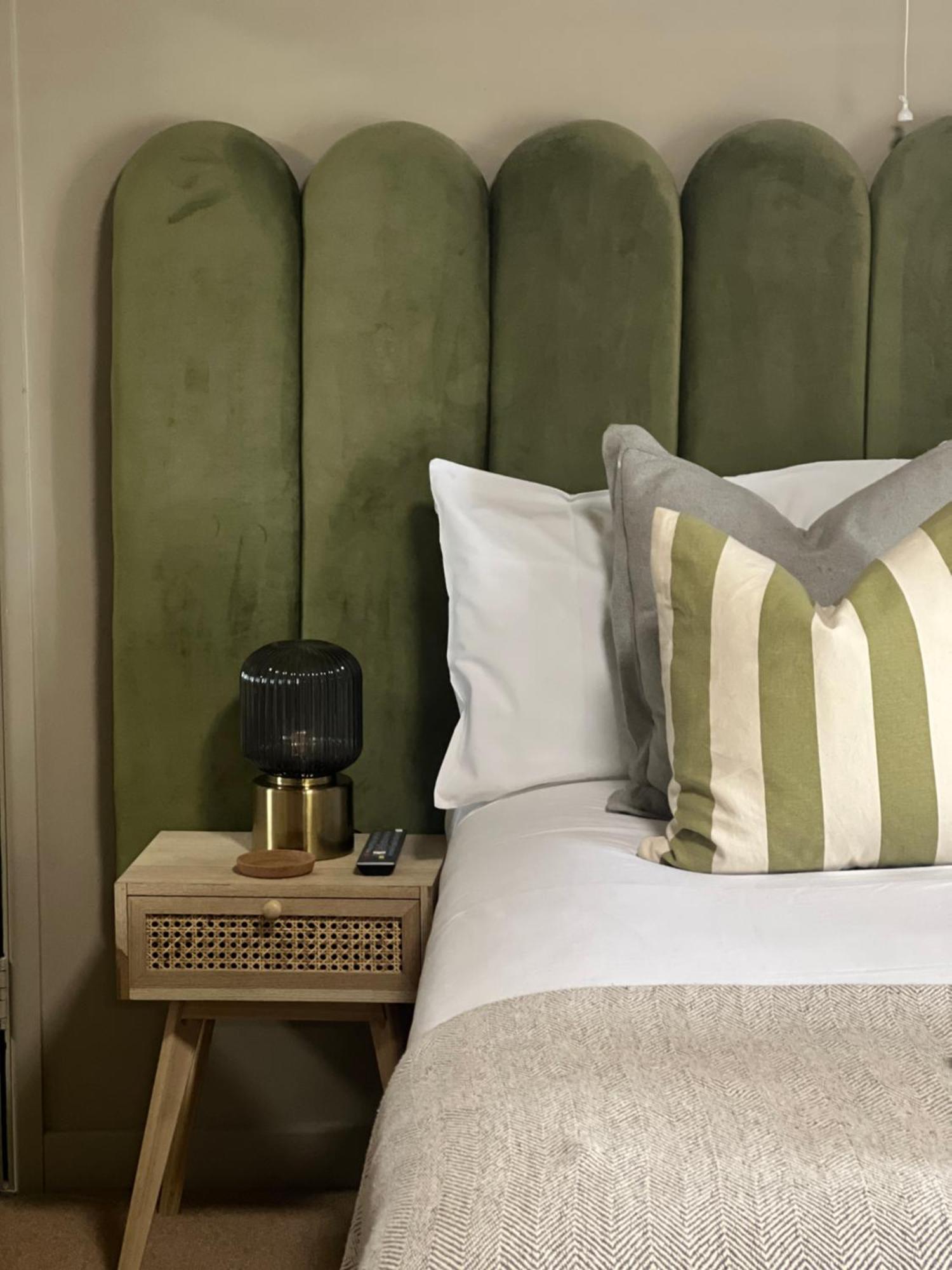 Hotel The Lion At West Pennard Zewnętrze zdjęcie A bed with a green velvet headboard