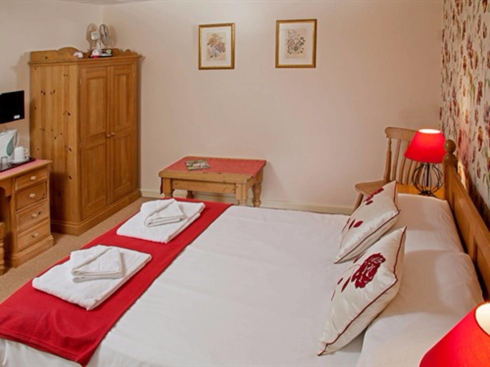 Hotel The Lion At West Pennard Zewnętrze zdjęcie A room at the hotel