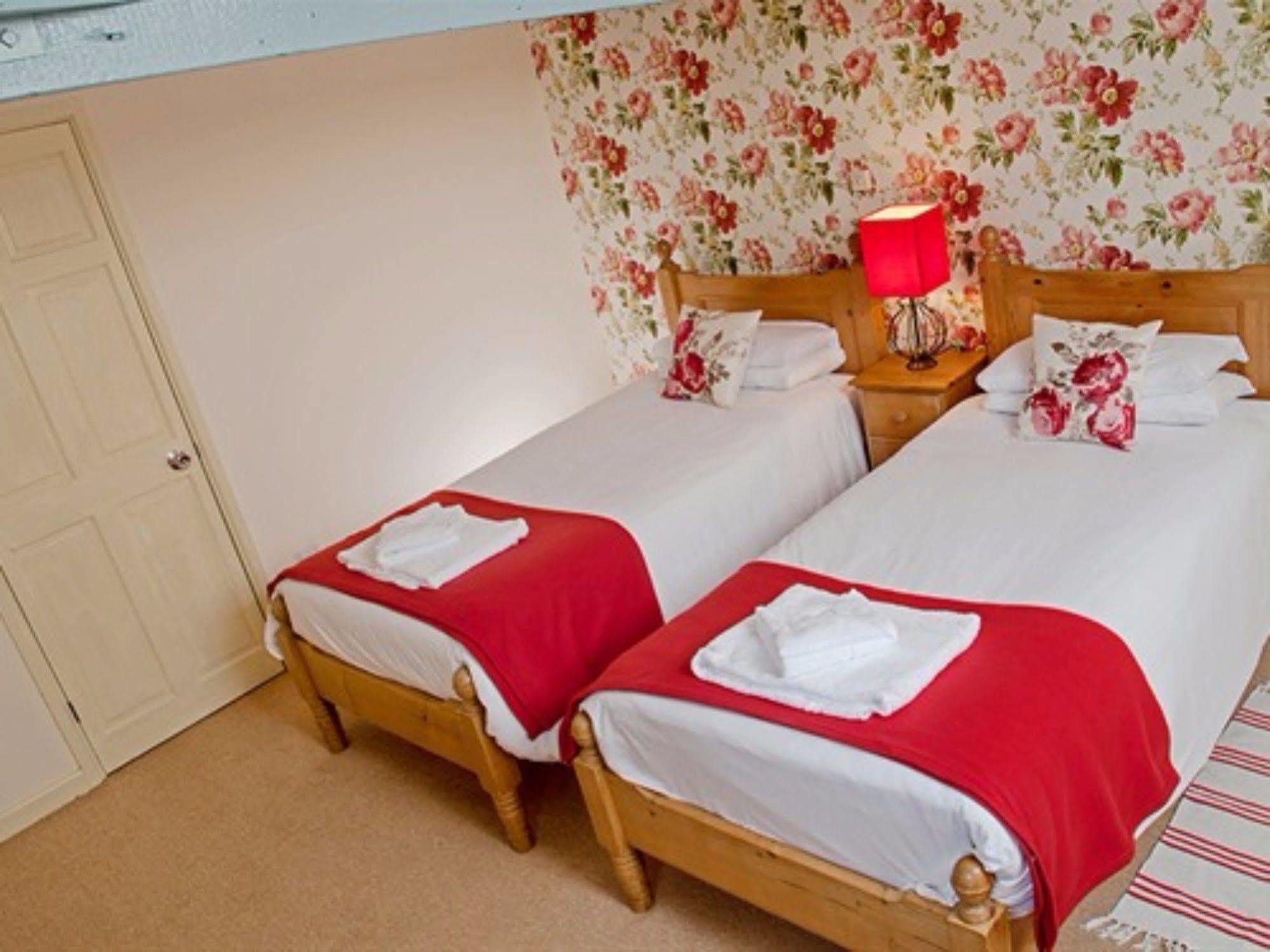 Hotel The Lion At West Pennard Zewnętrze zdjęcie A typical bedroom at the hotel