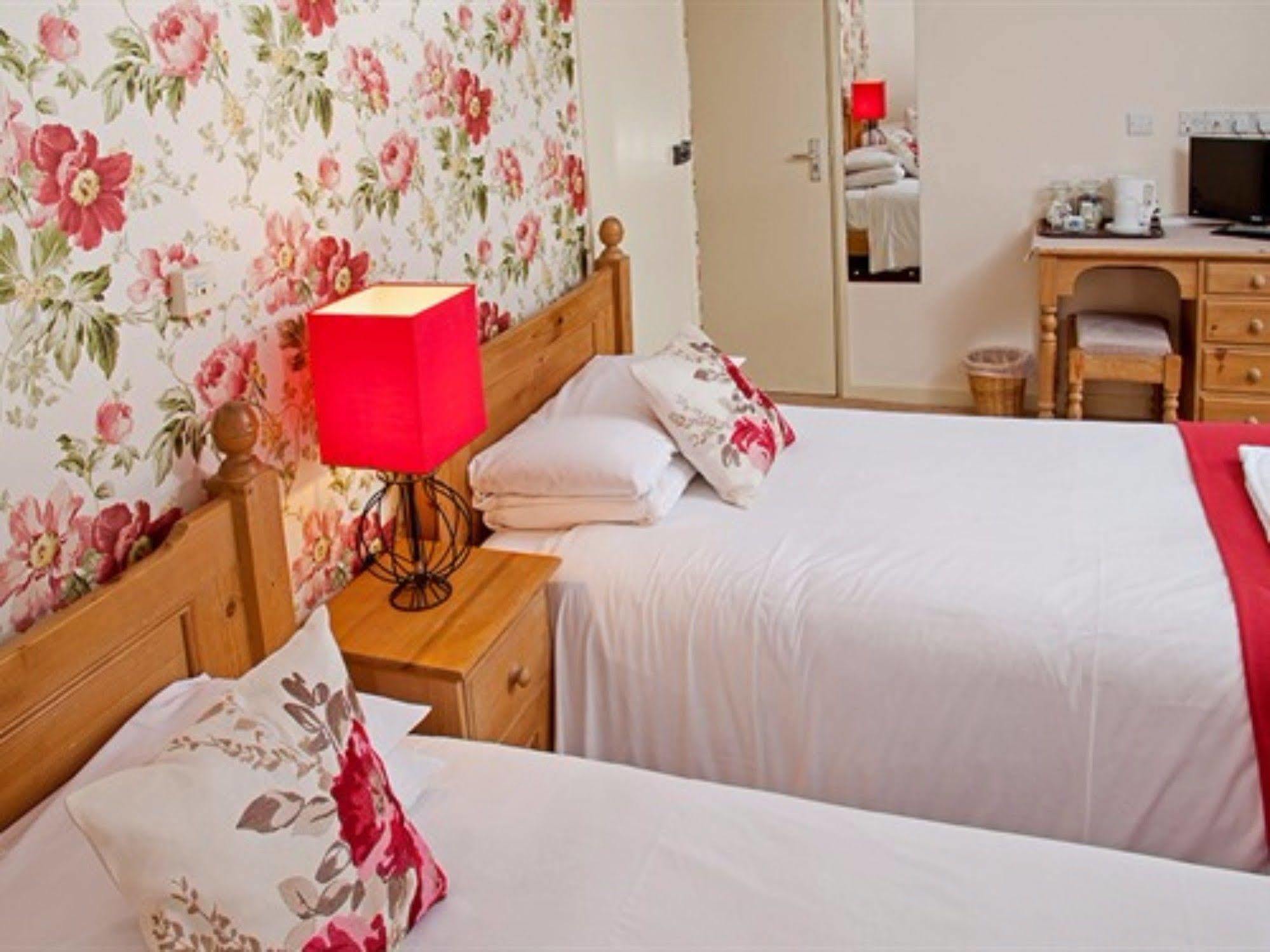 Hotel The Lion At West Pennard Zewnętrze zdjęcie A room at the hotel